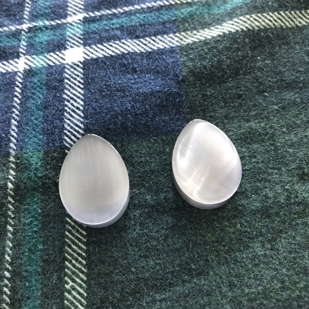 Cat eye glass plugs